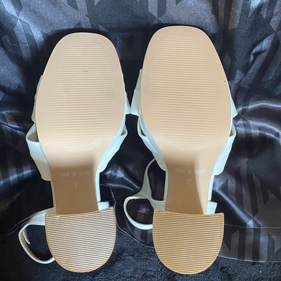 Elegant Cream Bow Heels - Picture 10 of 11